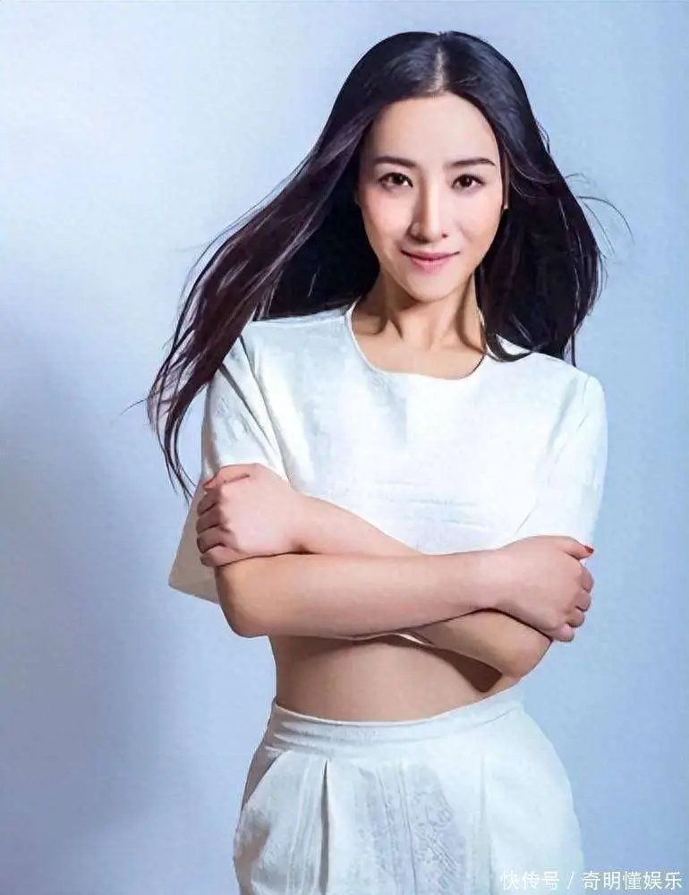 娱乐圈举报电话_张艺谋超生事件 何珺举报张艺谋 蝴蝶效应娱乐圈