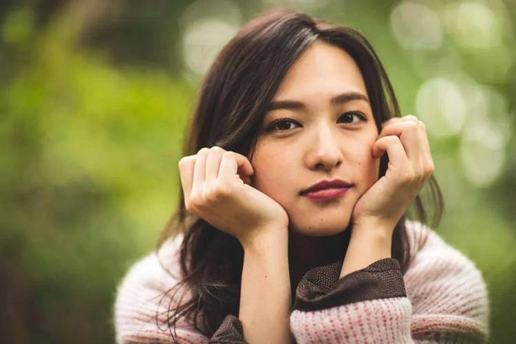 日本女星个性转型：刮眉开启新事业，慵懒写真诠释真我